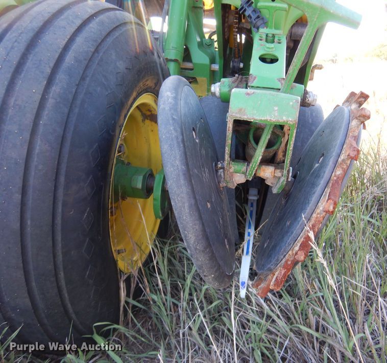 image for item LB9822 2004 John Deere 1770 MaxEmerge Plus  no-till planter