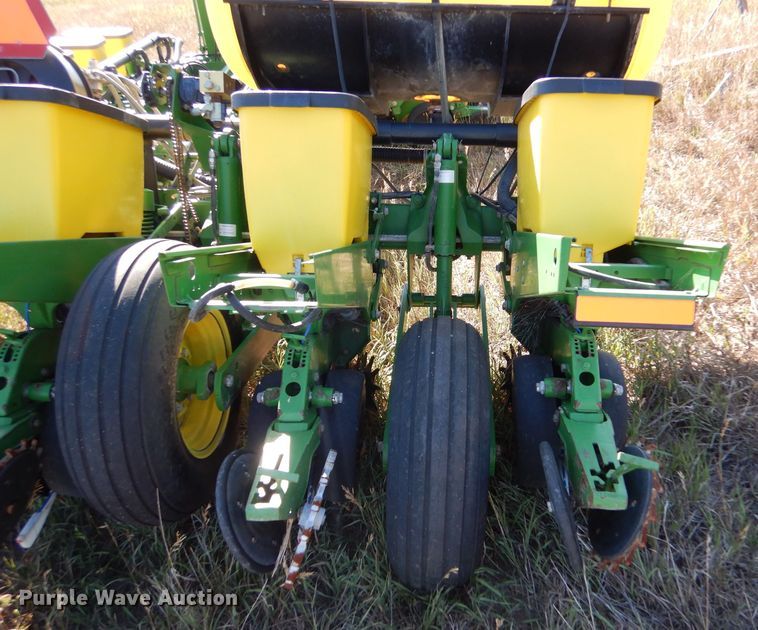 image for item LB9822 2004 John Deere 1770 MaxEmerge Plus  no-till planter