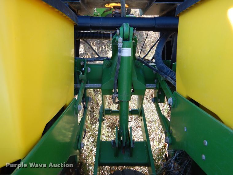 image for item LB9822 2004 John Deere 1770 MaxEmerge Plus  no-till planter