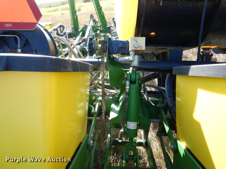 image for item LB9822 2004 John Deere 1770 MaxEmerge Plus  no-till planter
