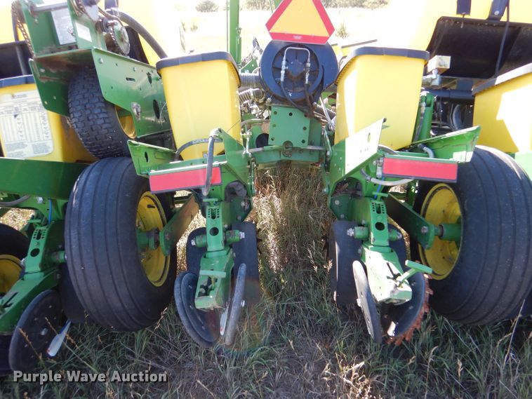 image for item LB9822 2004 John Deere 1770 MaxEmerge Plus  no-till planter