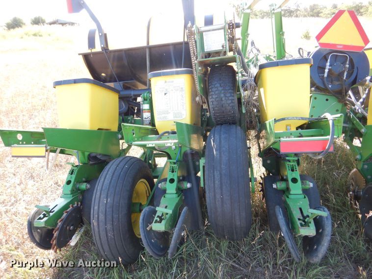 image for item LB9822 2004 John Deere 1770 MaxEmerge Plus  no-till planter
