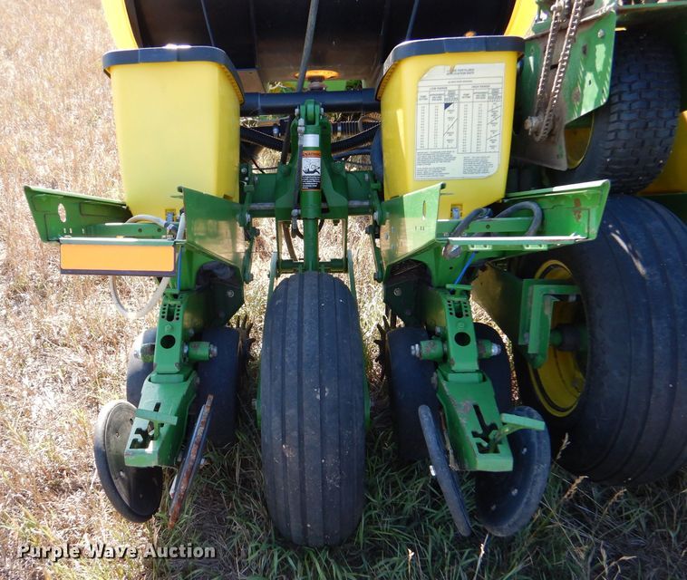 image for item LB9822 2004 John Deere 1770 MaxEmerge Plus  no-till planter