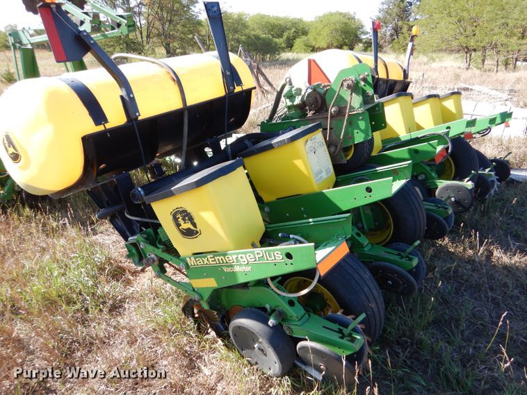 image for item LB9822 2004 John Deere 1770 MaxEmerge Plus  no-till planter