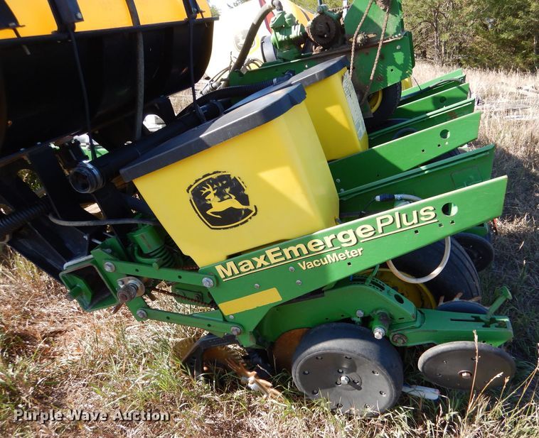 image for item LB9822 2004 John Deere 1770 MaxEmerge Plus  no-till planter