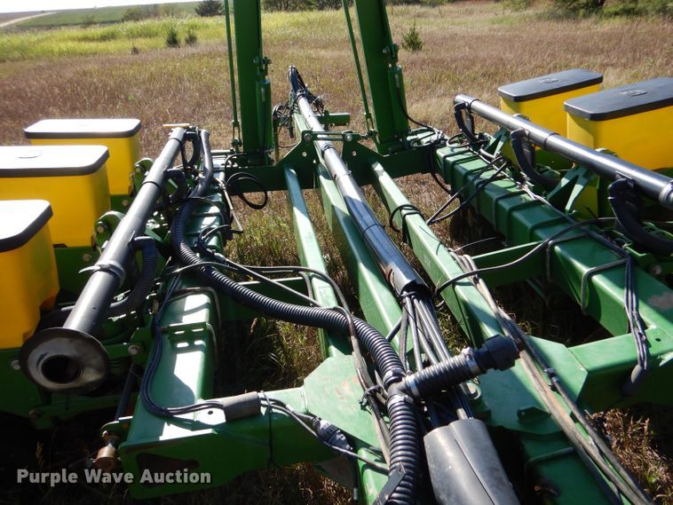 image for item LB9822 2004 John Deere 1770 MaxEmerge Plus  no-till planter