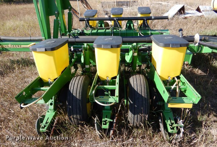 image for item LB9822 2004 John Deere 1770 MaxEmerge Plus  no-till planter