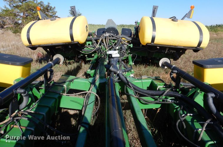 image for item LB9822 2004 John Deere 1770 MaxEmerge Plus  no-till planter