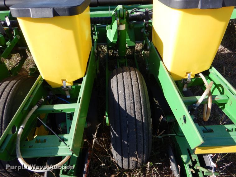 image for item LB9822 2004 John Deere 1770 MaxEmerge Plus  no-till planter