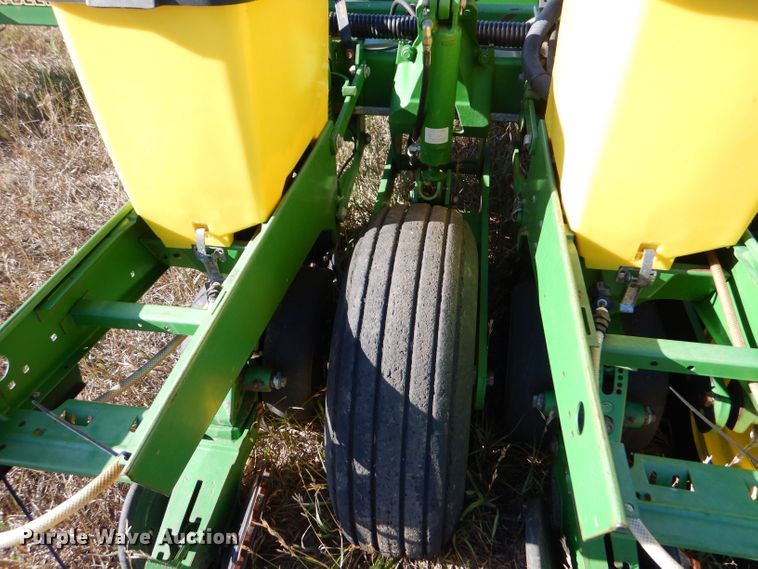 image for item LB9822 2004 John Deere 1770 MaxEmerge Plus  no-till planter