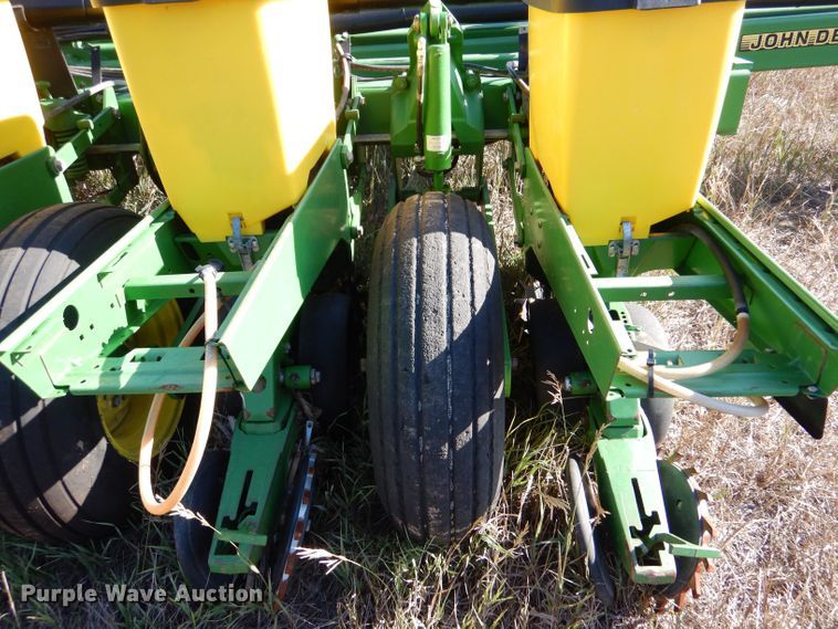 image for item LB9822 2004 John Deere 1770 MaxEmerge Plus  no-till planter
