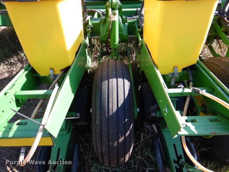 image for item LB9822 2004 John Deere 1770 MaxEmerge Plus  no-till planter