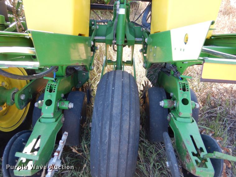 image for item LB9822 2004 John Deere 1770 MaxEmerge Plus  no-till planter