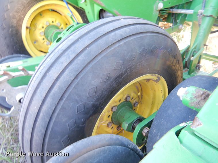 image for item LB9822 2004 John Deere 1770 MaxEmerge Plus  no-till planter