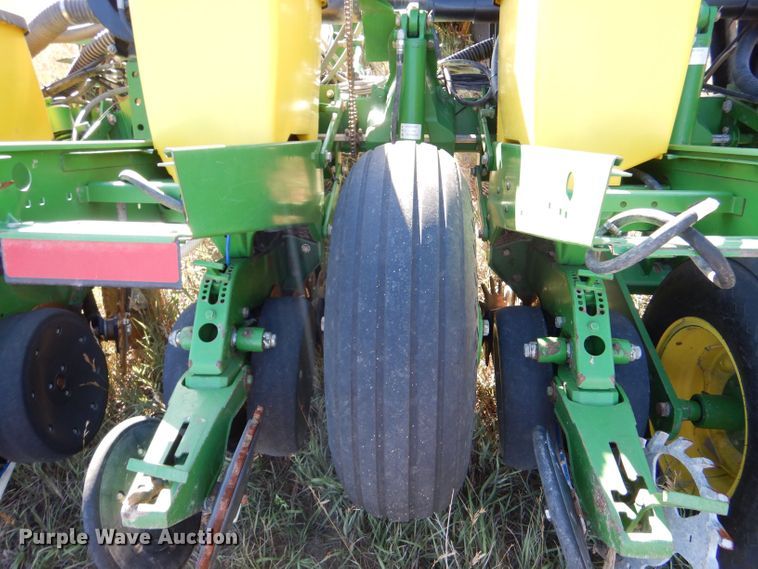 image for item LB9822 2004 John Deere 1770 MaxEmerge Plus  no-till planter