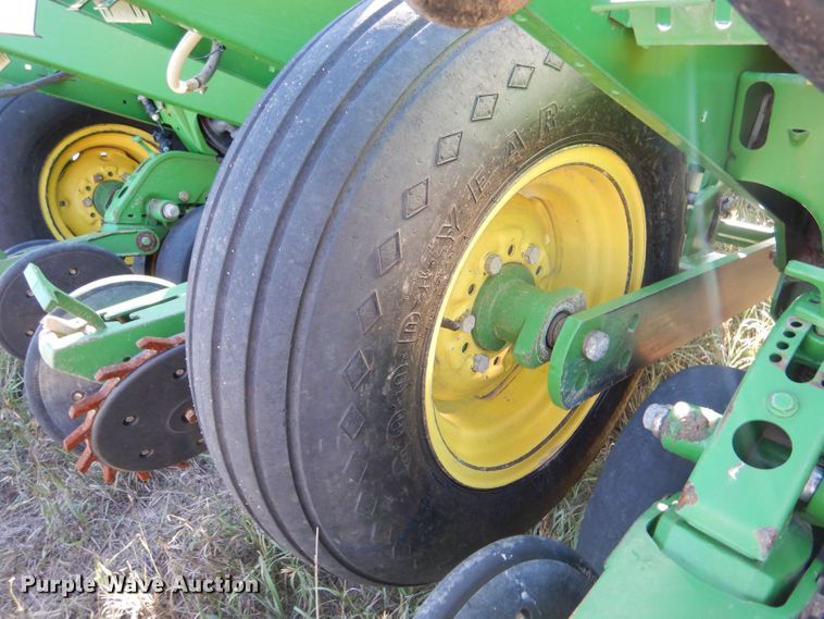 image for item LB9822 2004 John Deere 1770 MaxEmerge Plus  no-till planter