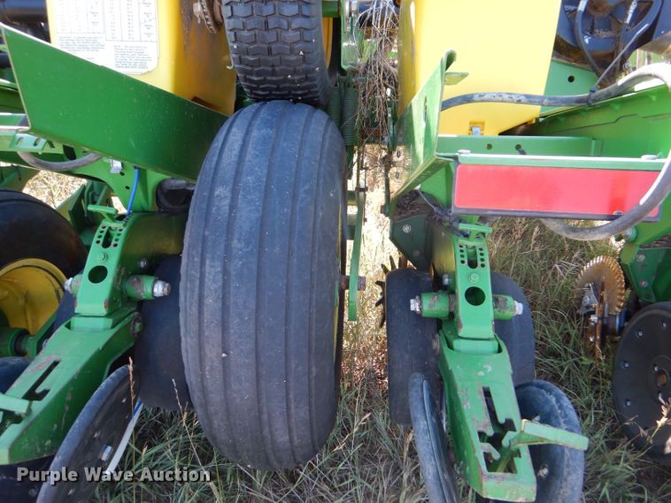 image for item LB9822 2004 John Deere 1770 MaxEmerge Plus  no-till planter