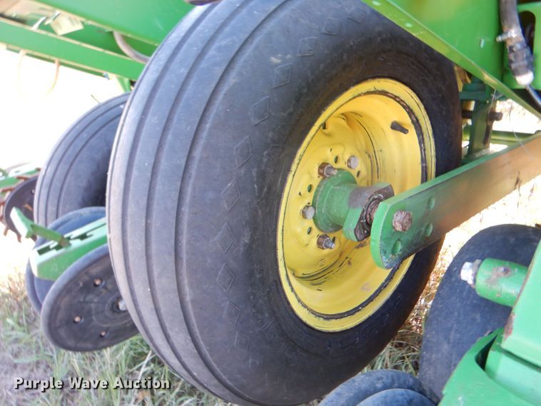 image for item LB9822 2004 John Deere 1770 MaxEmerge Plus  no-till planter