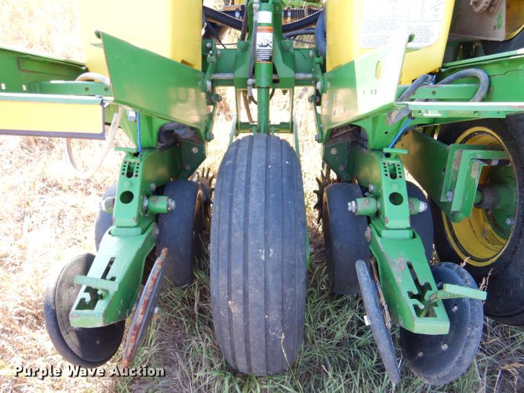 image for item LB9822 2004 John Deere 1770 MaxEmerge Plus  no-till planter