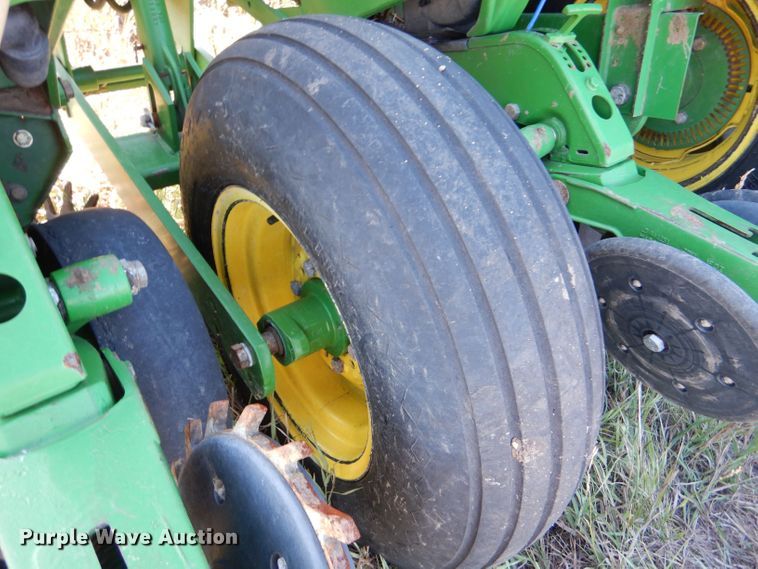 image for item LB9822 2004 John Deere 1770 MaxEmerge Plus  no-till planter