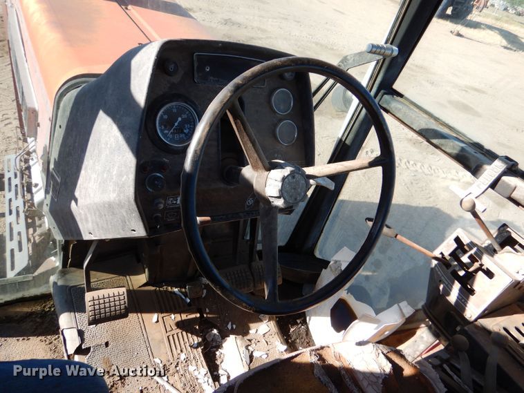 image for item LB9960 1979 Massey Ferguson 2745  tractor