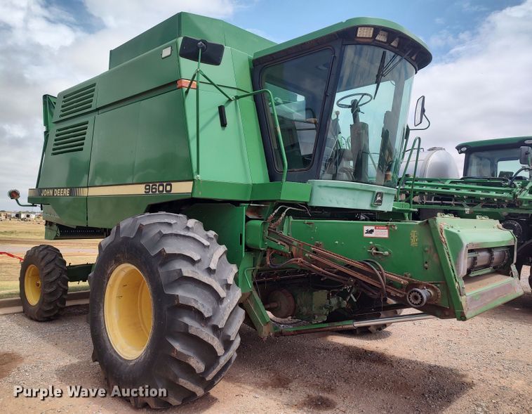 image for item LK9086 1992 John Deere 9600  combine