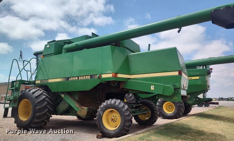 image for item LK9086 1992 John Deere 9600  combine
