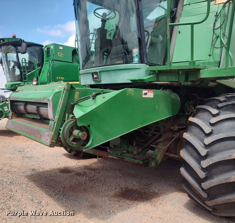 image for item LK9086 1992 John Deere 9600  combine