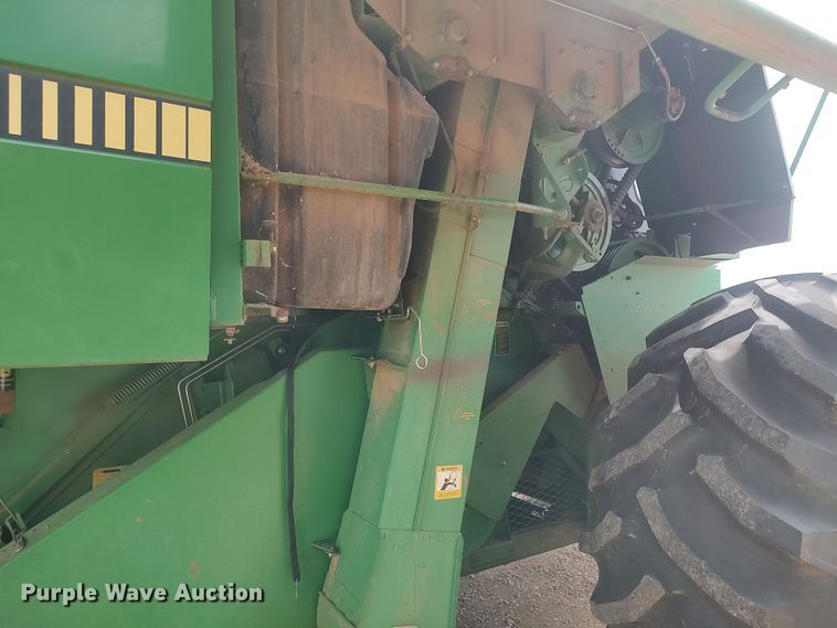 image for item LK9086 1992 John Deere 9600  combine