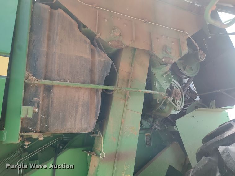 image for item LK9086 1992 John Deere 9600  combine