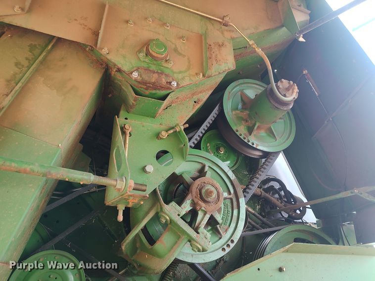 image for item LK9086 1992 John Deere 9600  combine