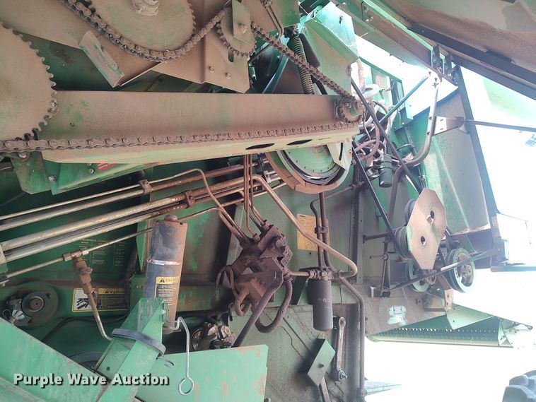 image for item LK9086 1992 John Deere 9600  combine