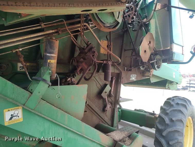image for item LK9086 1992 John Deere 9600  combine
