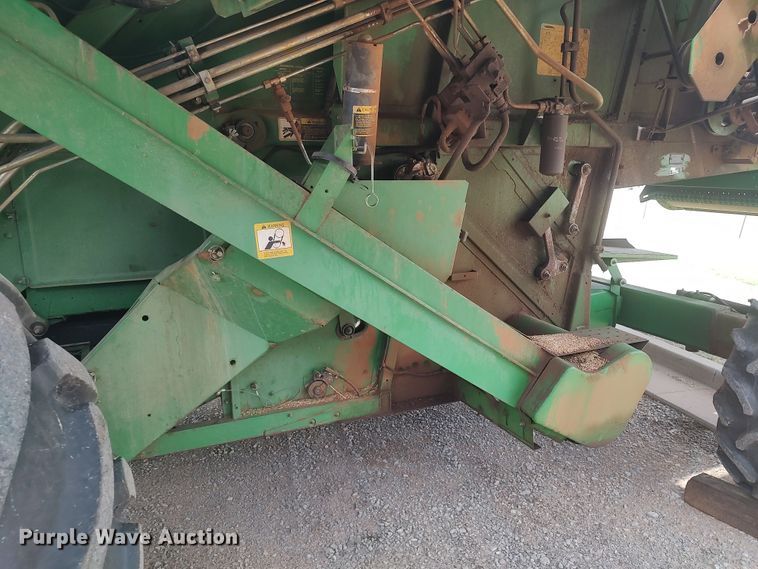 image for item LK9086 1992 John Deere 9600  combine