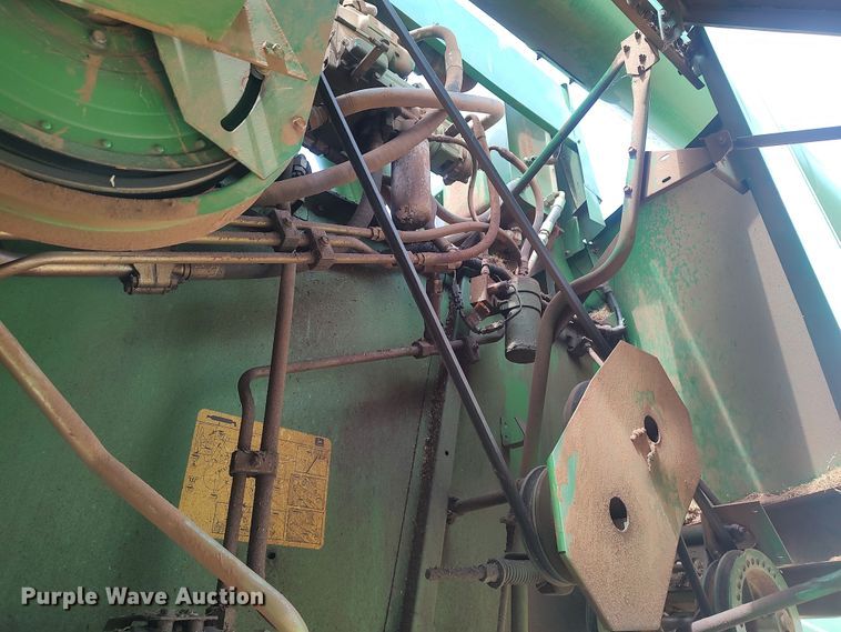 image for item LK9086 1992 John Deere 9600  combine