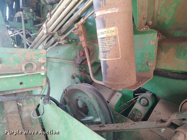 image for item LK9086 1992 John Deere 9600  combine