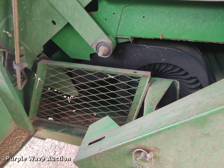 image for item LK9086 1992 John Deere 9600  combine