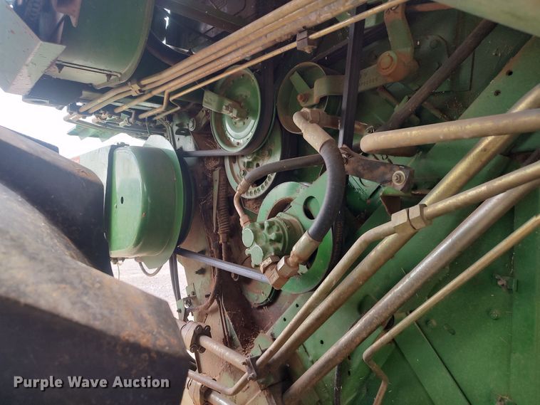 image for item LK9086 1992 John Deere 9600  combine