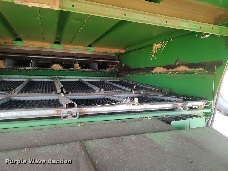 image for item LK9086 1992 John Deere 9600  combine