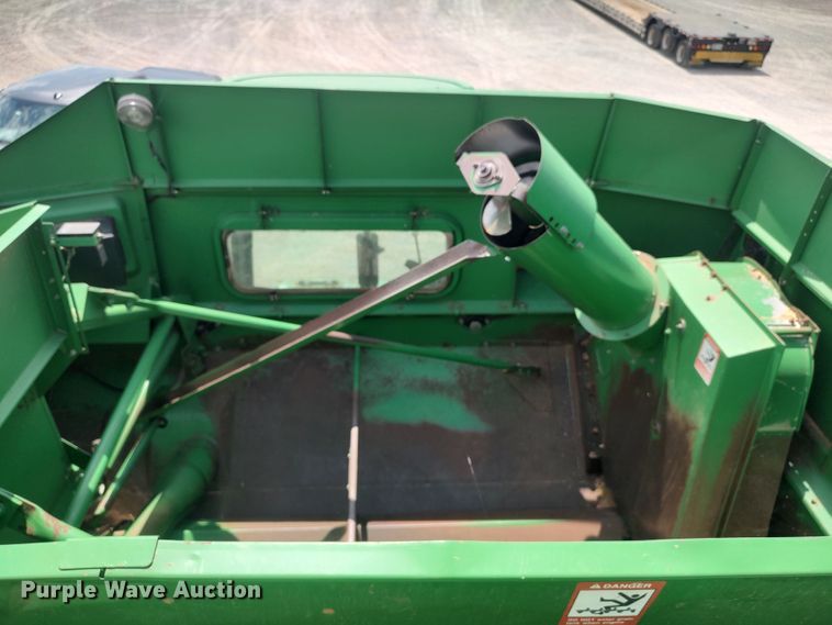 image for item LK9086 1992 John Deere 9600  combine