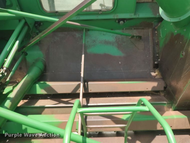 image for item LK9086 1992 John Deere 9600  combine