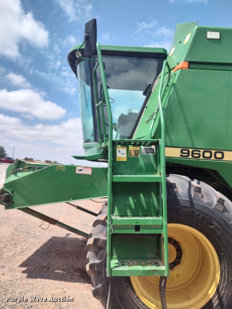 image for item LK9086 1992 John Deere 9600  combine