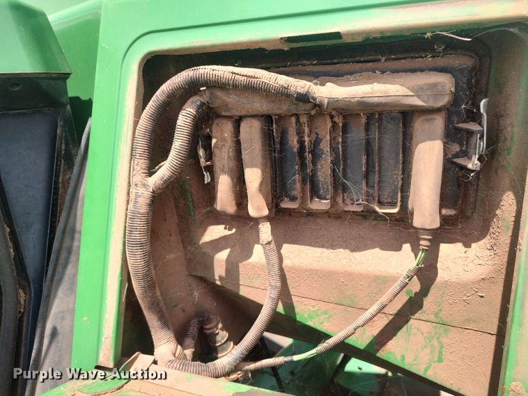 image for item LK9086 1992 John Deere 9600  combine