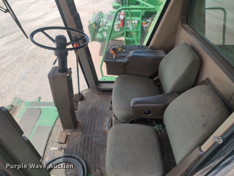 image for item LK9086 1992 John Deere 9600  combine