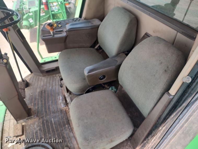 image for item LK9086 1992 John Deere 9600  combine