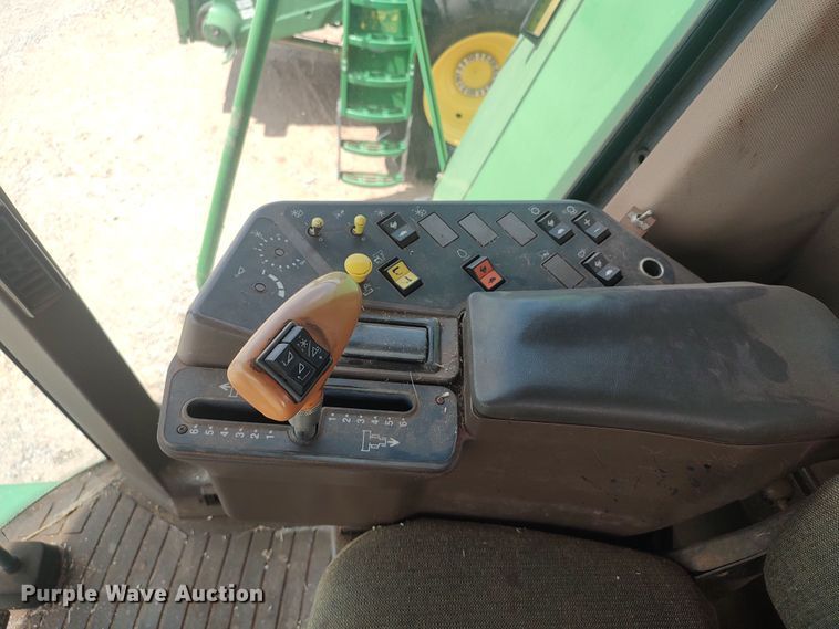 image for item LK9086 1992 John Deere 9600  combine