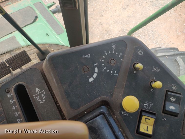 image for item LK9086 1992 John Deere 9600  combine