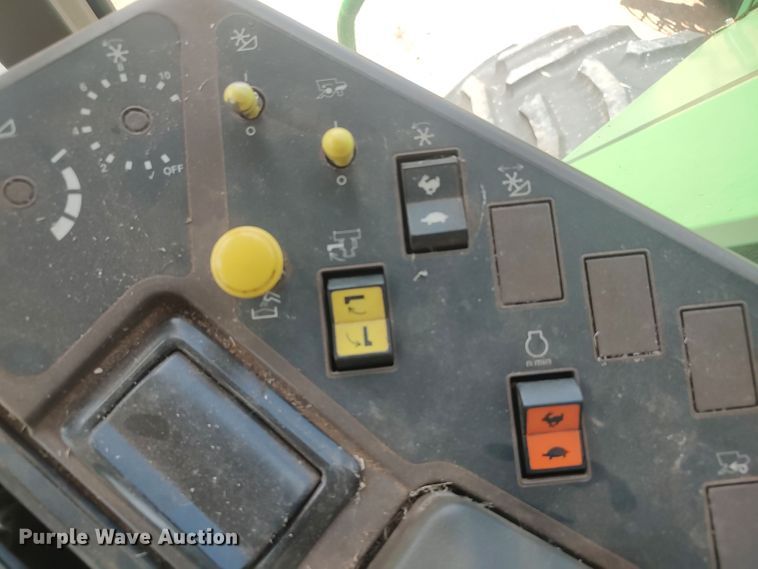 image for item LK9086 1992 John Deere 9600  combine