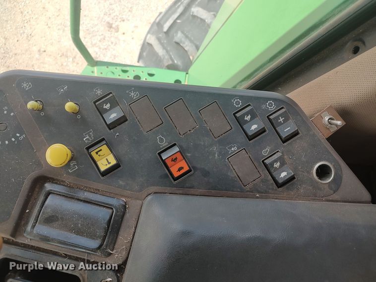 image for item LK9086 1992 John Deere 9600  combine