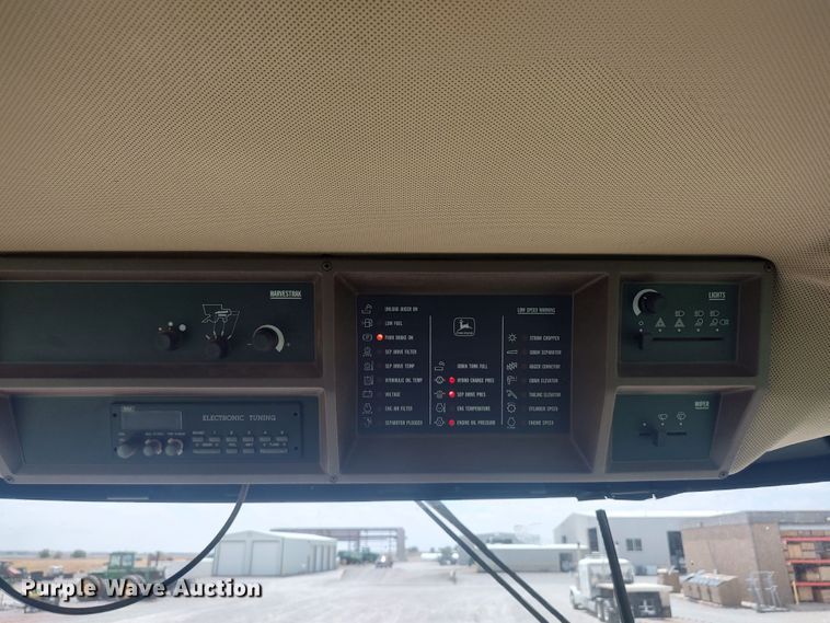 image for item LK9086 1992 John Deere 9600  combine